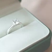 Jak wybrać idealny pierścionek zaręczynowy z brylantem?